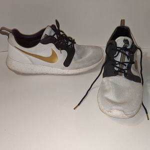 Nike Roshe Run Gold Trophy